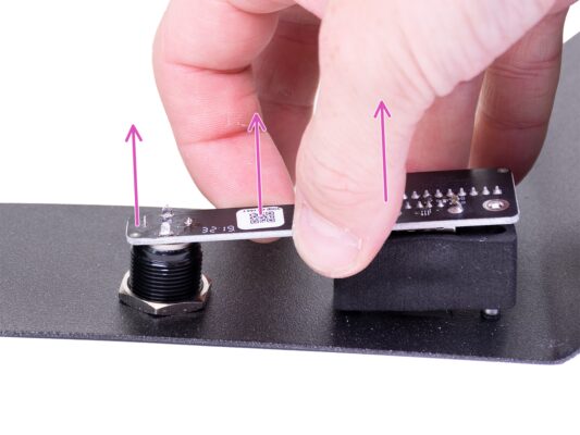 Desmontar el botón de encendido y la placa USB (Versión 2.0)