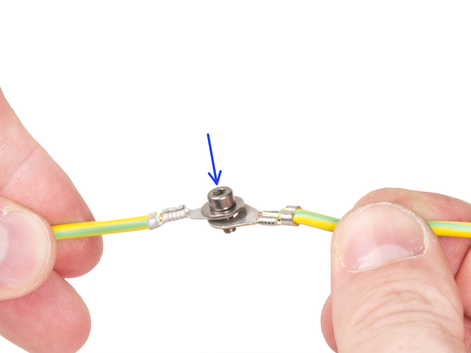 Conectando los cables PE (fuente plateada)