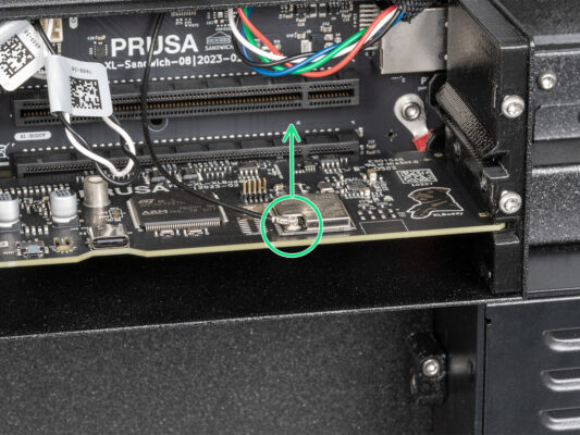 Disconnecting the antenna cable