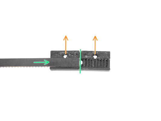 Anbringen des unteren Riemens: Belt-clamp