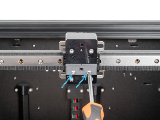 Lower belt attaching: belt clamp securing